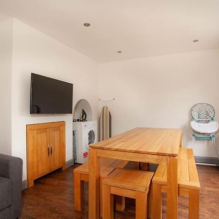 Three Bedroom House, Driveway, Bracknell Centre 외부 사진