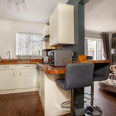Three Bedroom House, Driveway, Bracknell Centre 외부 사진
