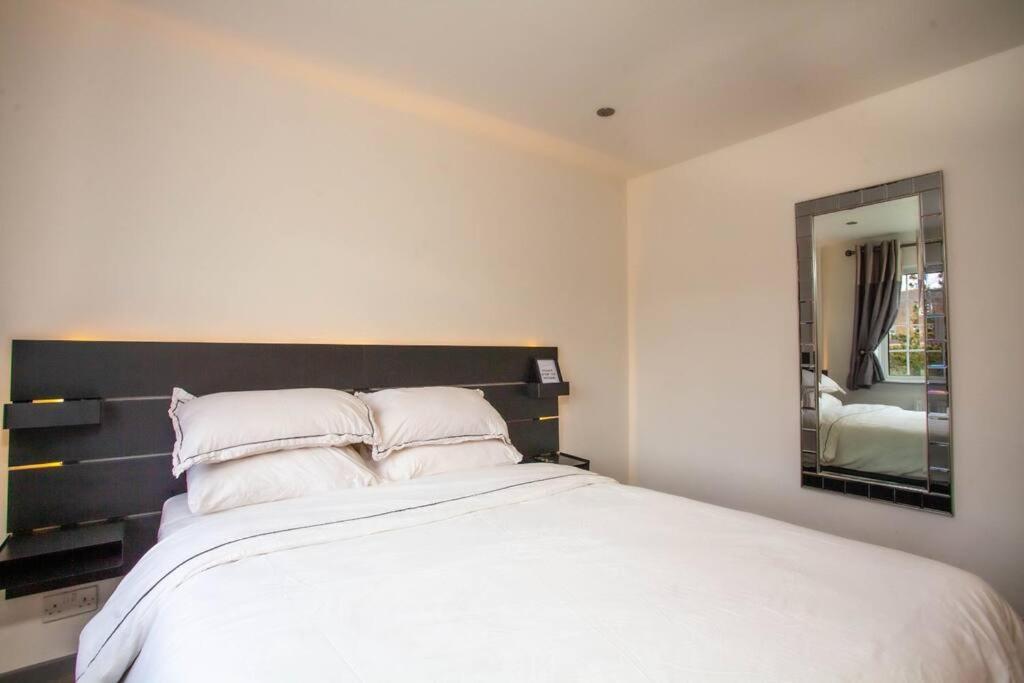 Three Bedroom House, Driveway, Bracknell Centre 외부 사진