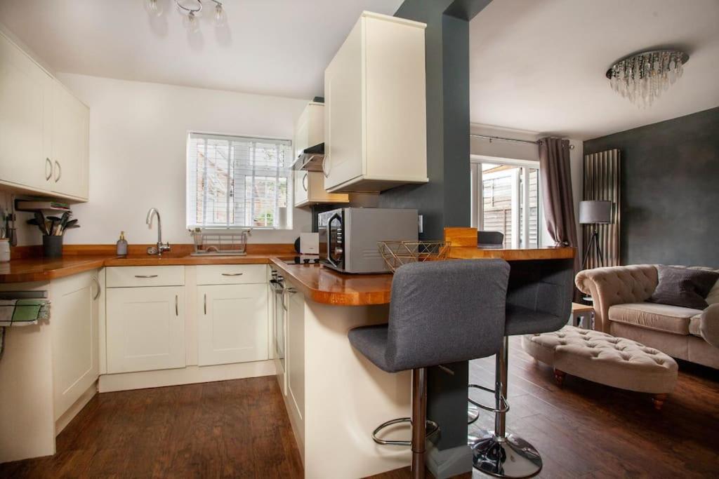 Three Bedroom House, Driveway, Bracknell Centre 외부 사진