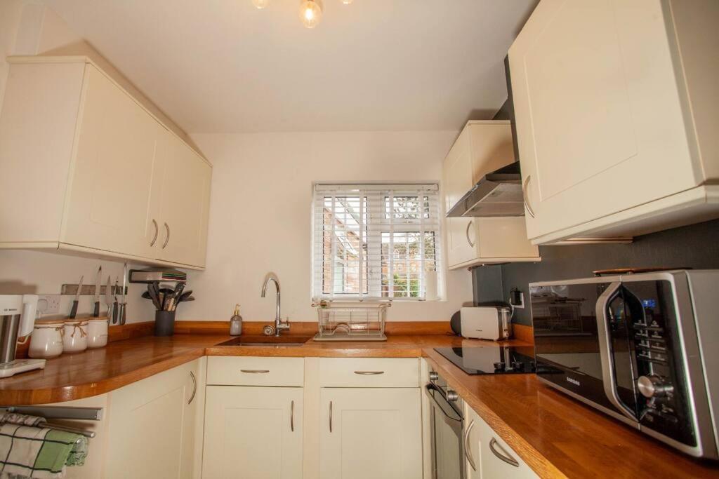 Three Bedroom House, Driveway, Bracknell Centre 외부 사진