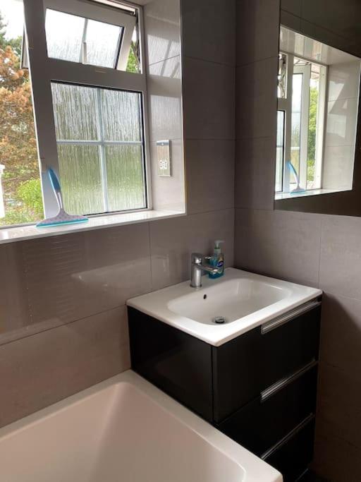 Three Bedroom House, Driveway, Bracknell Centre 외부 사진