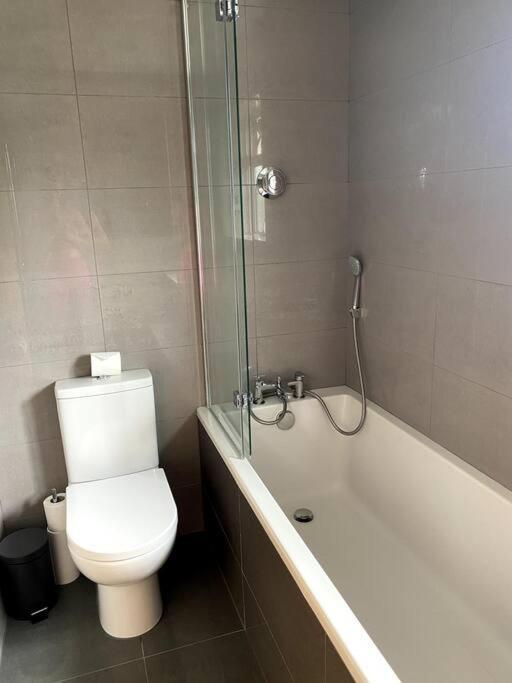 Three Bedroom House, Driveway, Bracknell Centre 외부 사진