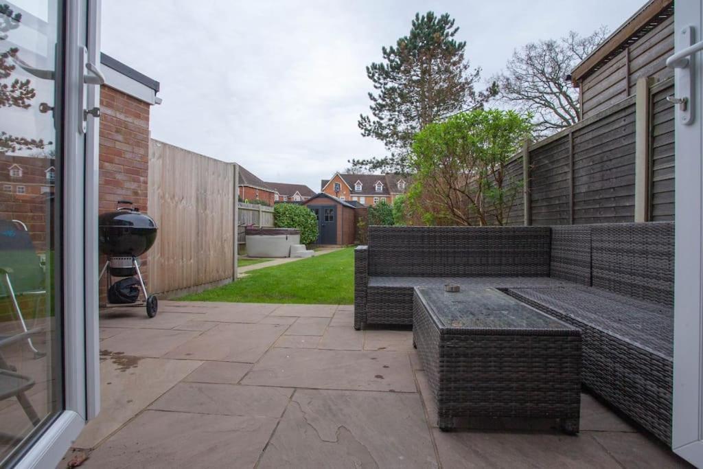 Three Bedroom House, Driveway, Bracknell Centre 외부 사진